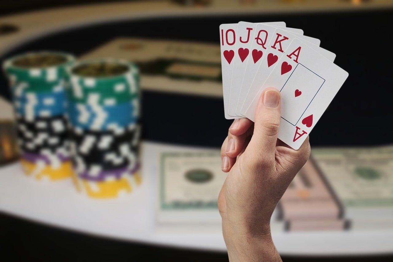 Layar aplikasi mister138 menampilkan opsi reload dan studio live casino dari berbagai sudut kamera